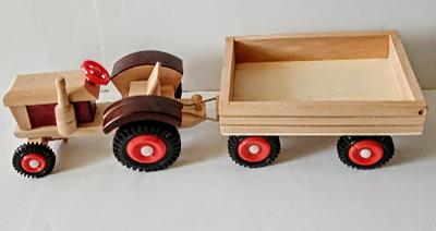 Dřevěný traktor s vlekem celková délka 40 cm TOP STAV 