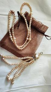 Perlový náhrdelník a prívesok na kabelku alebo kľúče