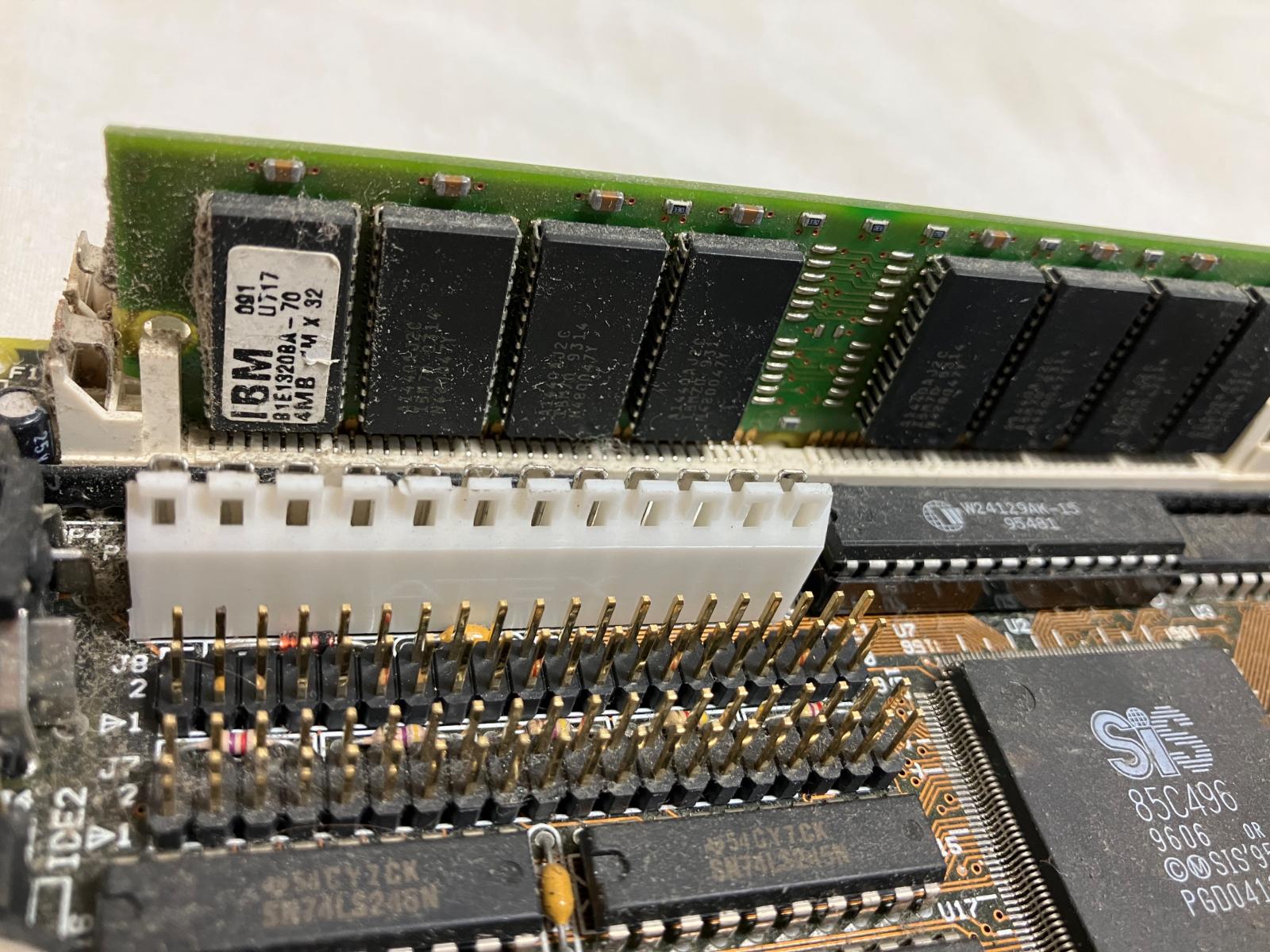 Stará základní deska s procesorem a pamětí - Počítače a hry