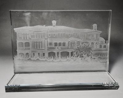 Těžítko - suvenýr, čiré sklo, leptáno, koloniální budova, USA