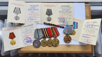 Konvolut medailí SSSR Za odvahu číslo- 2202709 atd.+ dekrety + stužky