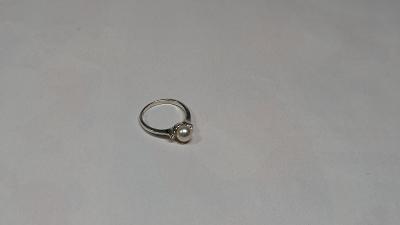 Stříbrný prsten - dámský, váha 1,55 g
