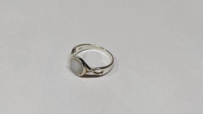 Stříbrný prsten - dámský, váha 2,39 g