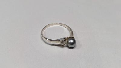 Stříbrný prsten - dámský, váha 1,74 g