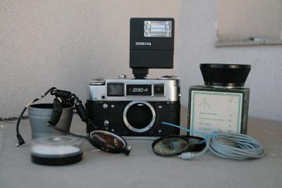 Konvolut - analogový fotoaparát FED 4 a bebechy filtry clona, na ND č9