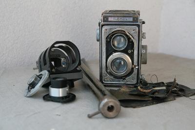 Konvolut - fotoaparát Zeiss IKOFLEX  +bebechy Starý STATIV, na ND č.10