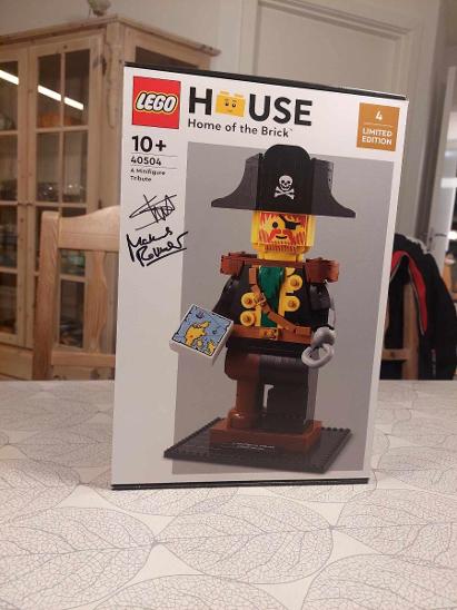 Aukcie - LEGO 40504 a minifigure tribute vrátane podpisov dizajnérov - Hračky