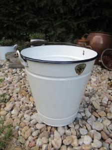 Starý smaltovaný kbelík 