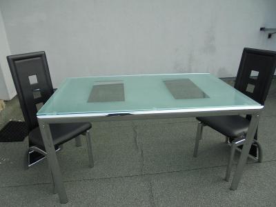skleněný stůl se dvěma židlemi
