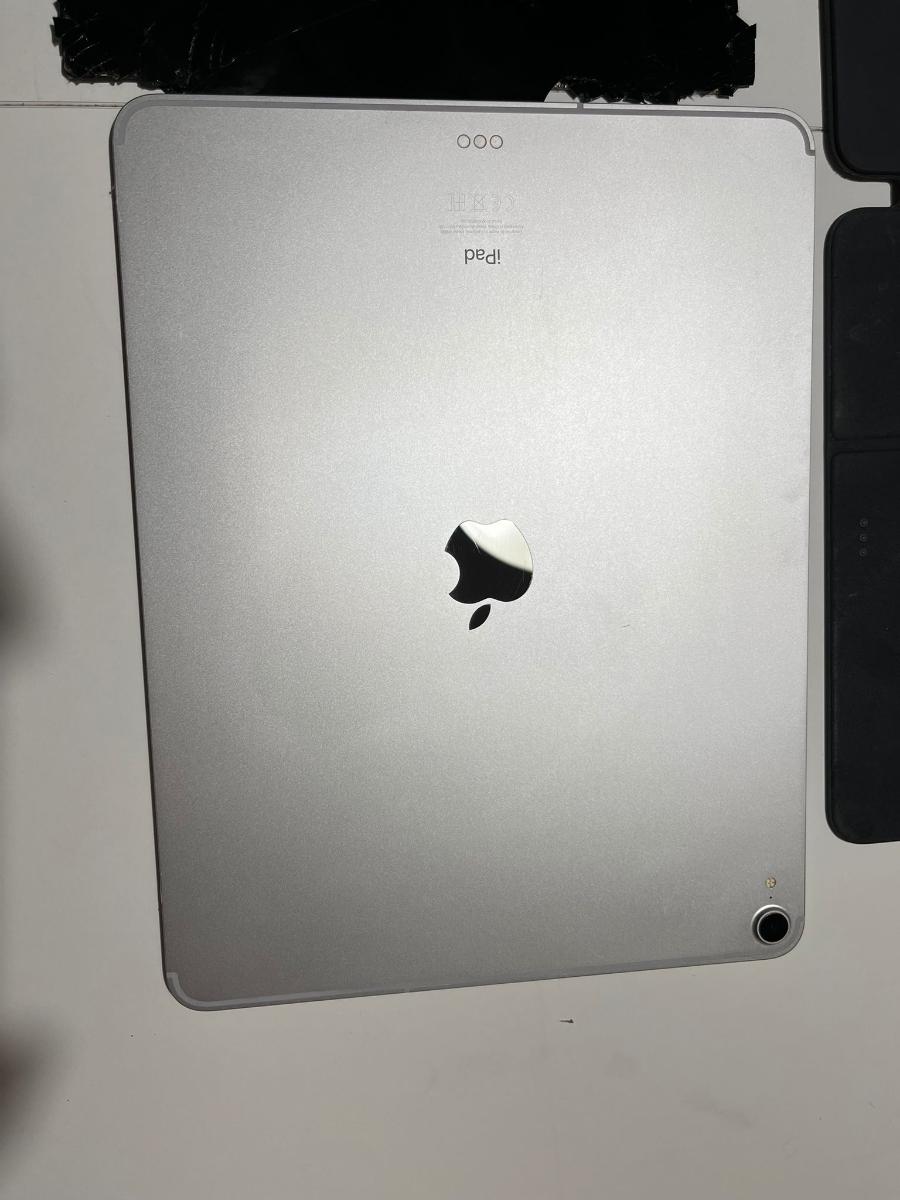 iPad Pro 12,9" 2018 stříbrný 512GB + klávesnice – (poškozený)  funkční - Tablety a čtečky e-knih