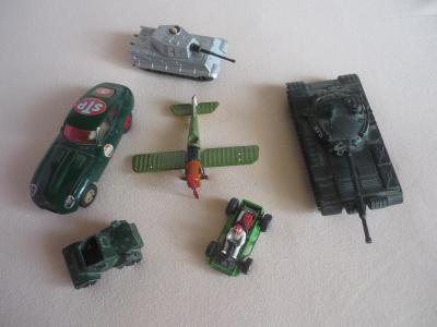 hračky-modely auta tanky