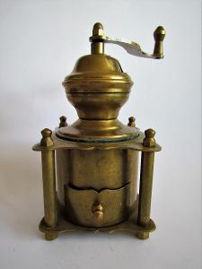 Vintage bronzový mlýnek na kávu