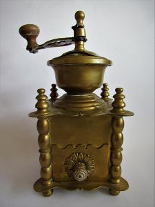 Vintage bronzový mlýnek na kávu