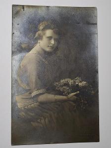 Umělecký portrét dívky - stará fotografie J.F. Langhans r. 1921