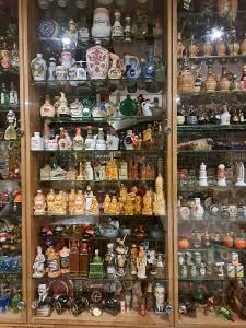 Sbírka miniaturních alkoholových lahviček