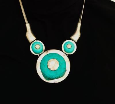 Ručně vyrobený masivní náhrdelník s velkými synt. tyrkysy z Mexika