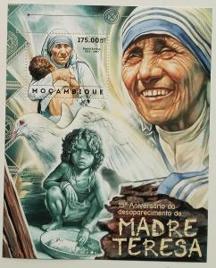 Mozambik 2012 Svěží aršík - Matka Tereza a osobnosti křesťanství