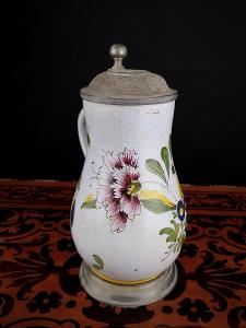 Keramický džbán s květinovou malbou a cínovou monáží.