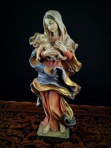 Ze dřeva řezaná Madonna s Ježíšem v polychromii