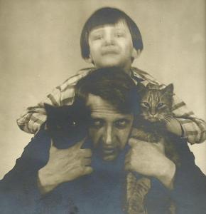 28. František Drtikol - s dcérkou a mačkami