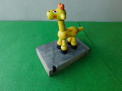 Figurka žirafy dřevěná pohyblivá pomocí vestavěných pérek výška fig. 8