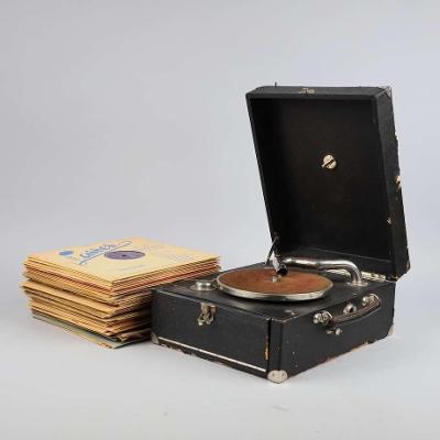 Cestovní gramofon s gramofonovými deskami  
