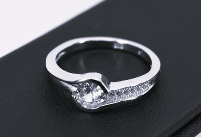 Stříbrný zásnubní prsten Kroma