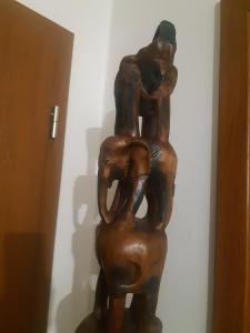 Exkluzivní  dřevěná socha (sloup) SLONI 185cm