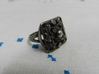 Hezky zdobený starý stříbrný Prsten