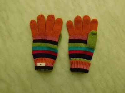 Pěkné barevné úpletové rukavice vel. 4