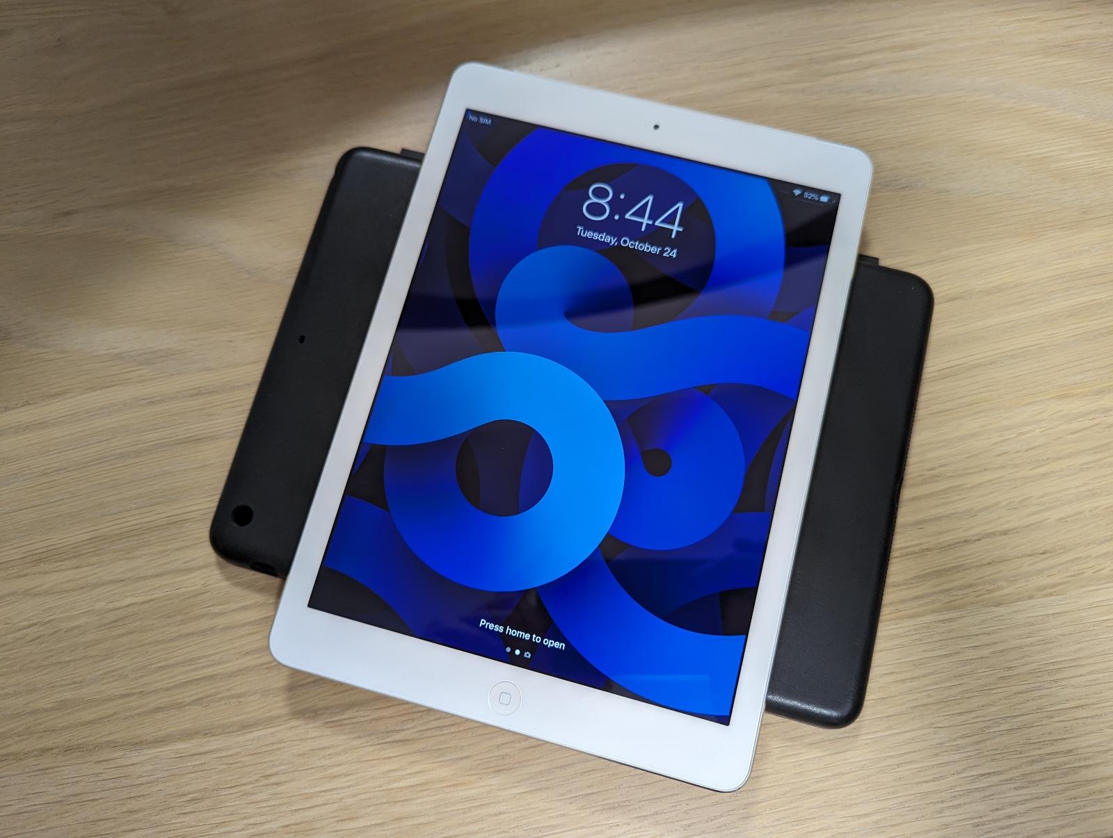 iPad Air 2013/2014 32 GB LTE strieborný - Počítače a hry