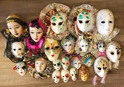 Sbírka dekorativních keramických karnevalových masek - 22kusů 