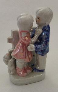 Porcelánová figurka chlapec a holka