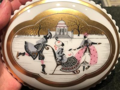 Stará porcelánová dóza s malbou bruslících dam a šlechtice Rosenthal