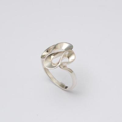 Stříbrný prsten netradičního tvaru 