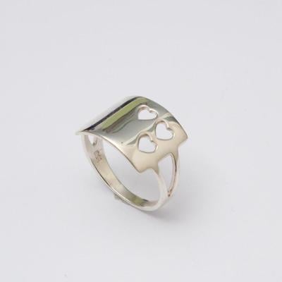 Disejnový stříbrný prsten s dekorem tří srdcí