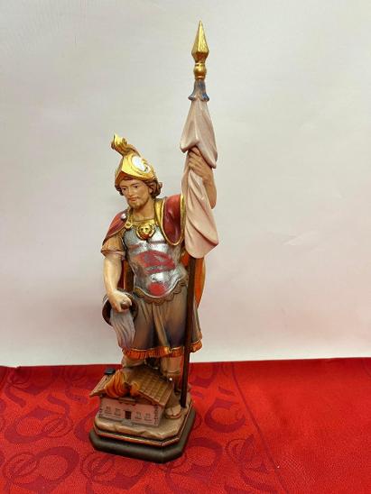 Stará dřevěná vyřezávaná socha, svatý Florian 1, Merano Itálie - undefined