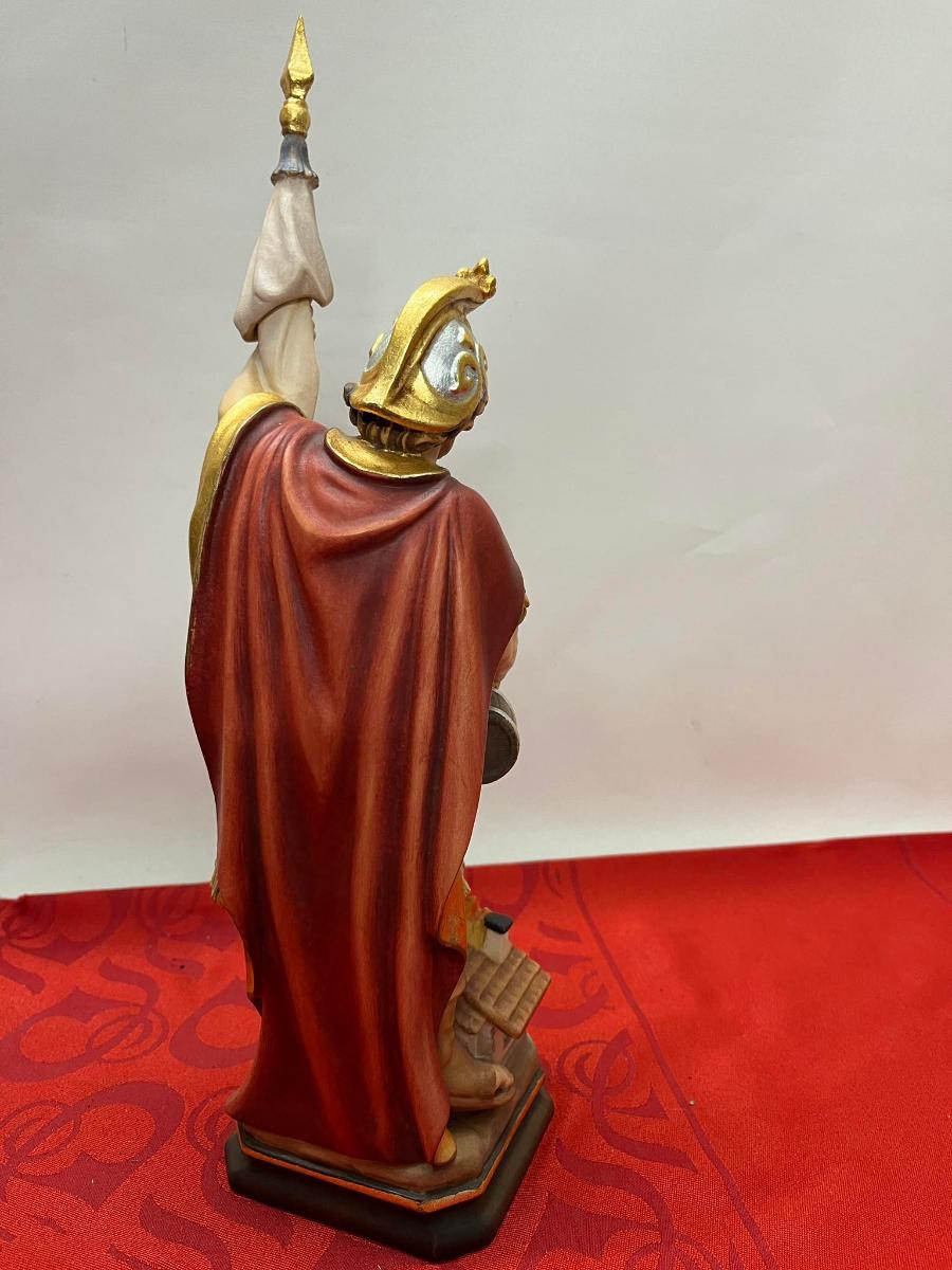 Stará dřevěná vyřezávaná socha, svatý Florian 1, Merano Itálie - undefined