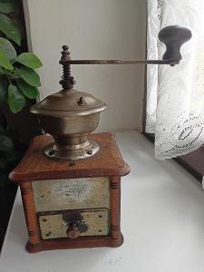 Starožitný mlynček-kov, drevo