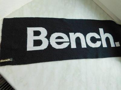 Pěkná černobílá šála Bench, š.21, délka 175 cm