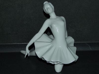 Royal Dux starší velká atraktivní figura - pózující baletka