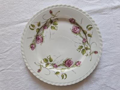 pěkný talíř zdobený květy