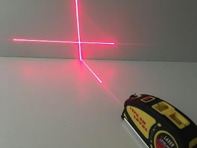 Velký svinovací pětimetr s integrovaným křížovým laserem až do 20 m