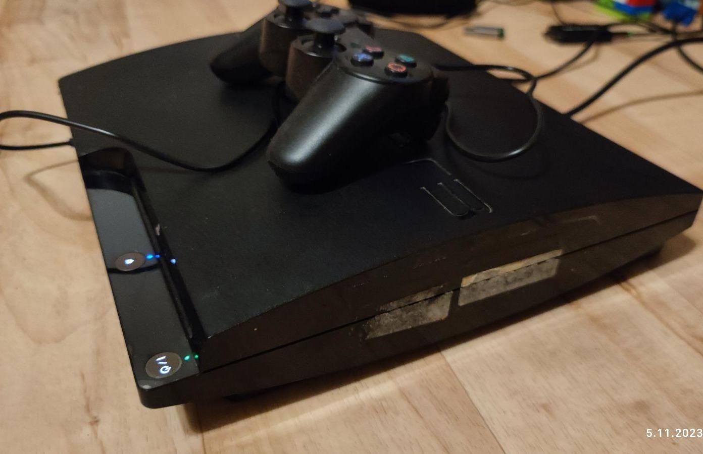 PlayStation 3 slim + GTA5+ zánovný ovládač (funkčný, horší stav šasi) - Počítače a hry