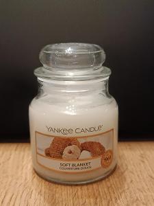 YANKEE CANDLE  svíčka ve skle Soft Blanket 104 g - měkká přikrývka