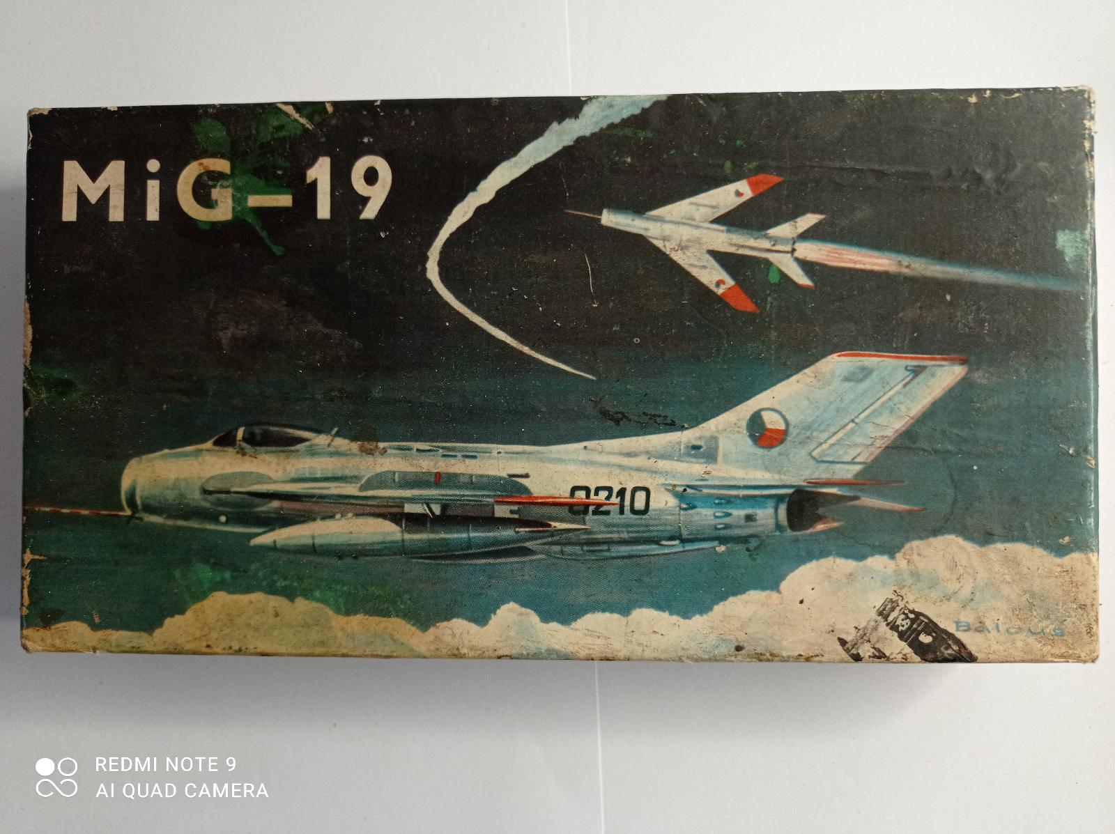 MIG - 19 - SKLADACIE LIETADLO - Vojenské modely lietadiel