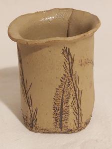 1. Keramická váza značená 7 cm 
