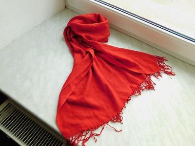 Krásný červený hebký lehký šál 190 x 65 cm