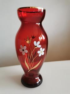 Starožitná váza rubínové sklo