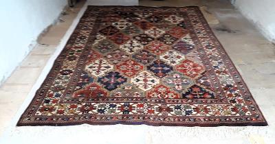 Perský vlněný koberec z pozůstalosti